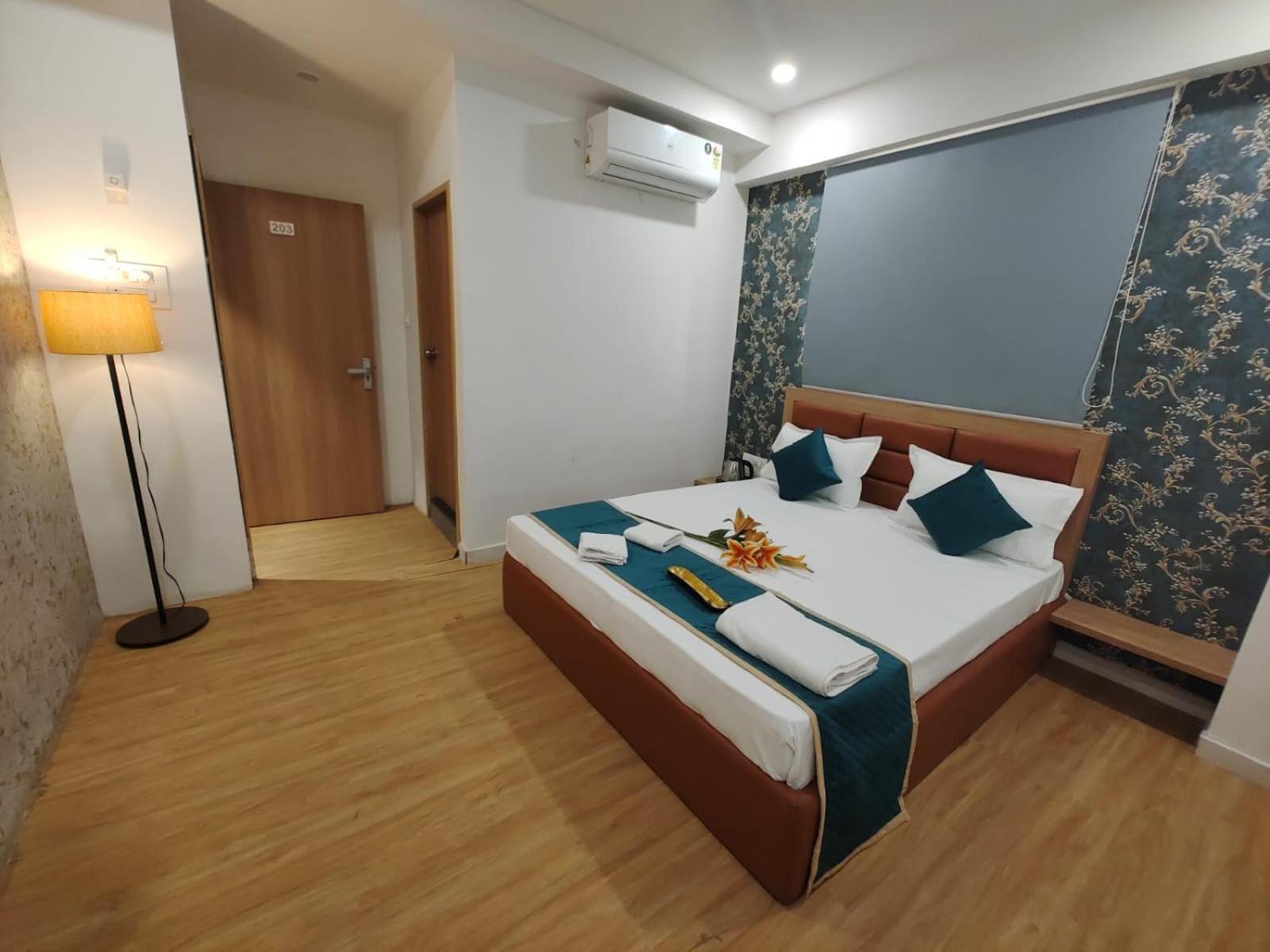 Hotel Prasang سورات المظهر الخارجي الصورة